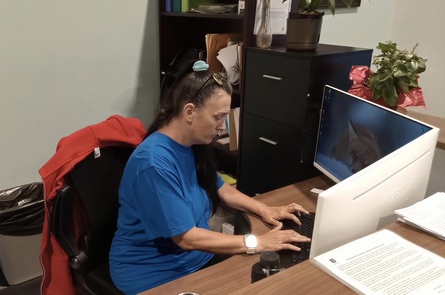 Louva volunteers at front desk
